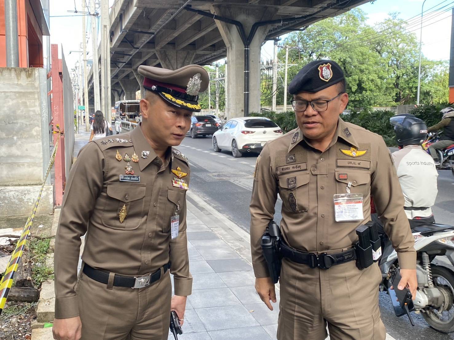 สลด!! ผกก.สน.หัวหมาก พร้อมกำลังเจ้าหน้าที่ตรวจสอบเหตุหนุ่มถูกท่อประตูระบายน้ำเสียชวิต