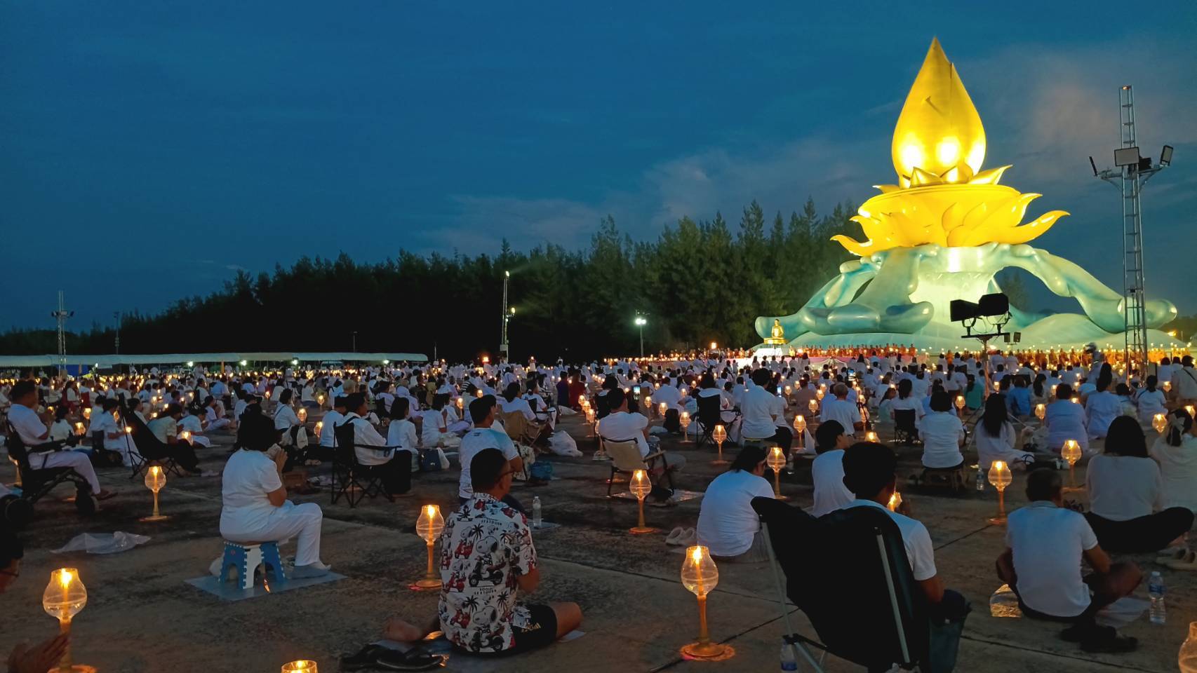 ปทุมธานี พุทธศาสนิกชนร่วมทอดผ้าป่า–จุดประทีปถวายพุทธบูชา ณ ลานพญานาค ริมฝั่งโขง จ.หนองคาย