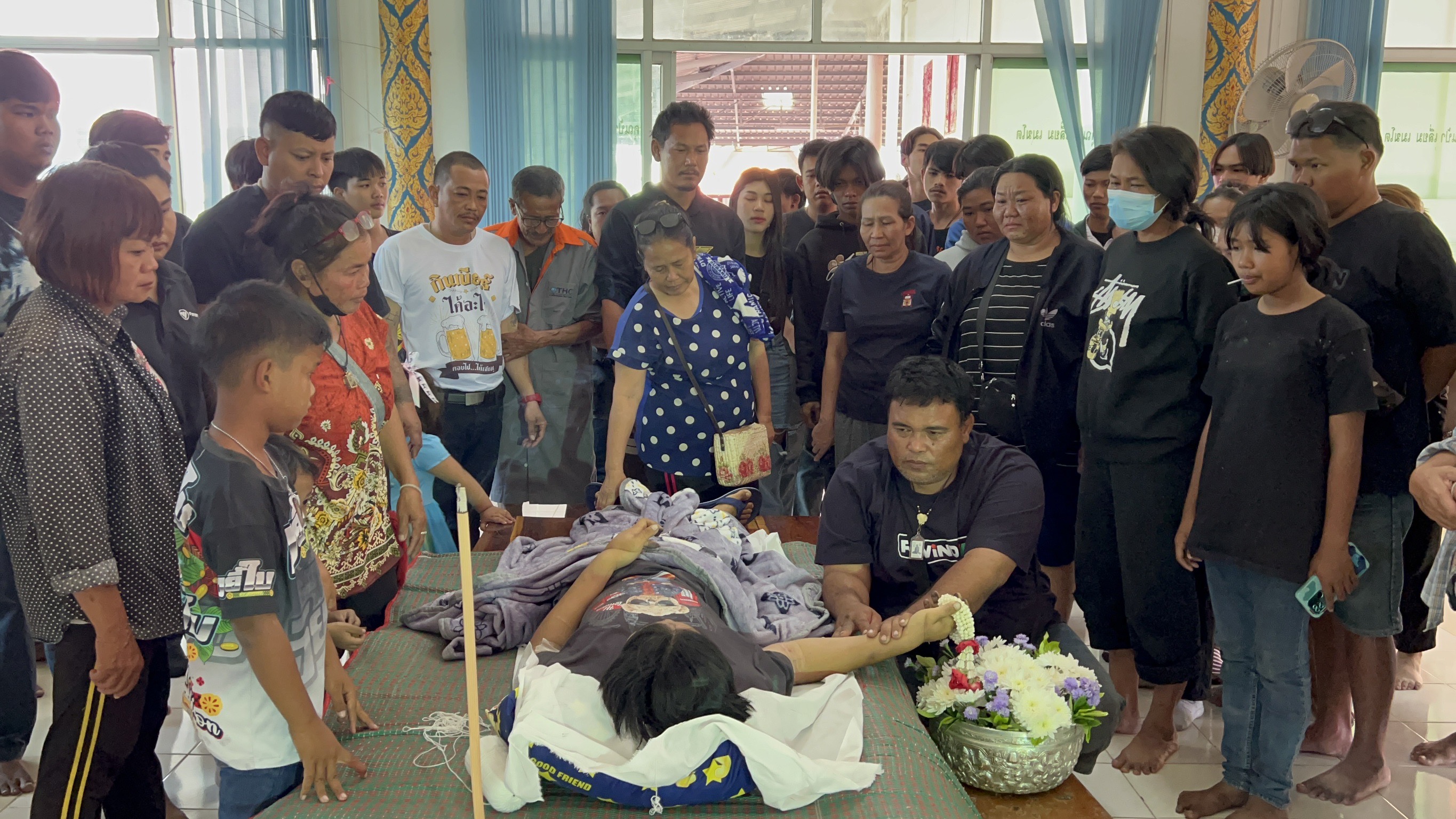 งานศพเด็ก19ถูกแก๊งโจ๋9คนรุมกระทืบดับสุดเศร้าพ่อแม่ร้องระงมวอนตำรวจล่าคนที่ยังหนีมารับกรรม