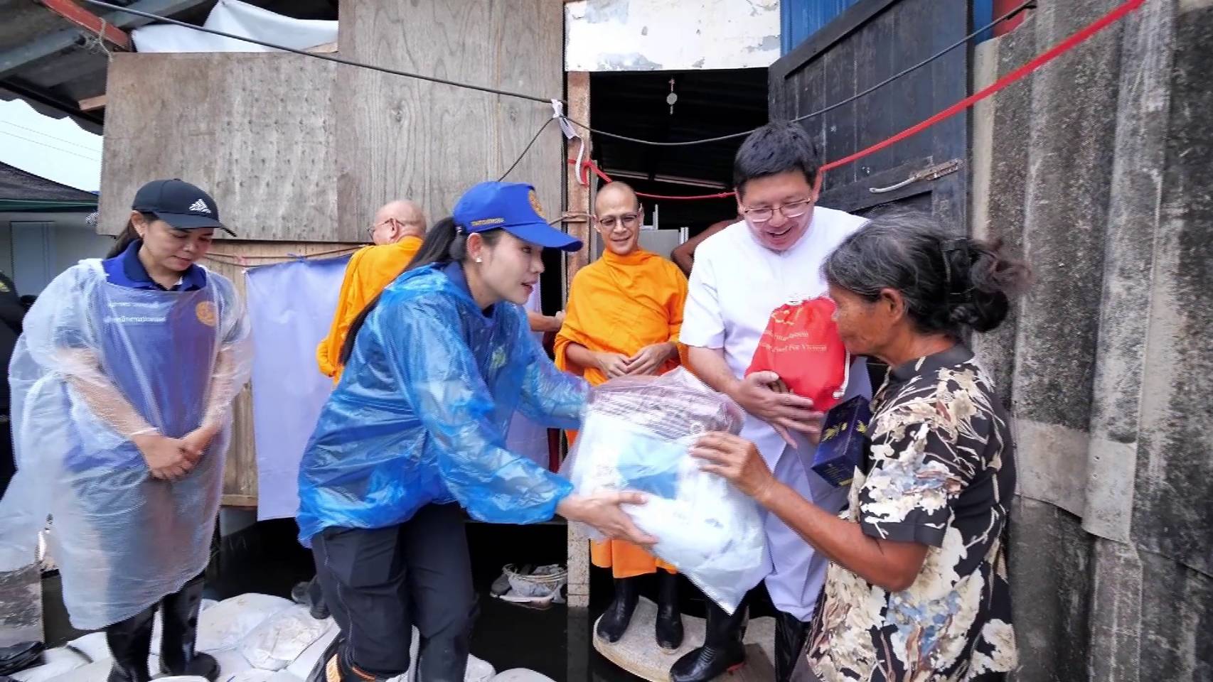 ปทุมธานี พระสงฆ์ลุยน้ำถึงบ้าน มอบถุงยังชีพให้กำลังใจผู้สูงอายุ ผู้ป่วยติดเตียง และผู้พิการในพื้นที่ 7 ตำบลคลองหลวง