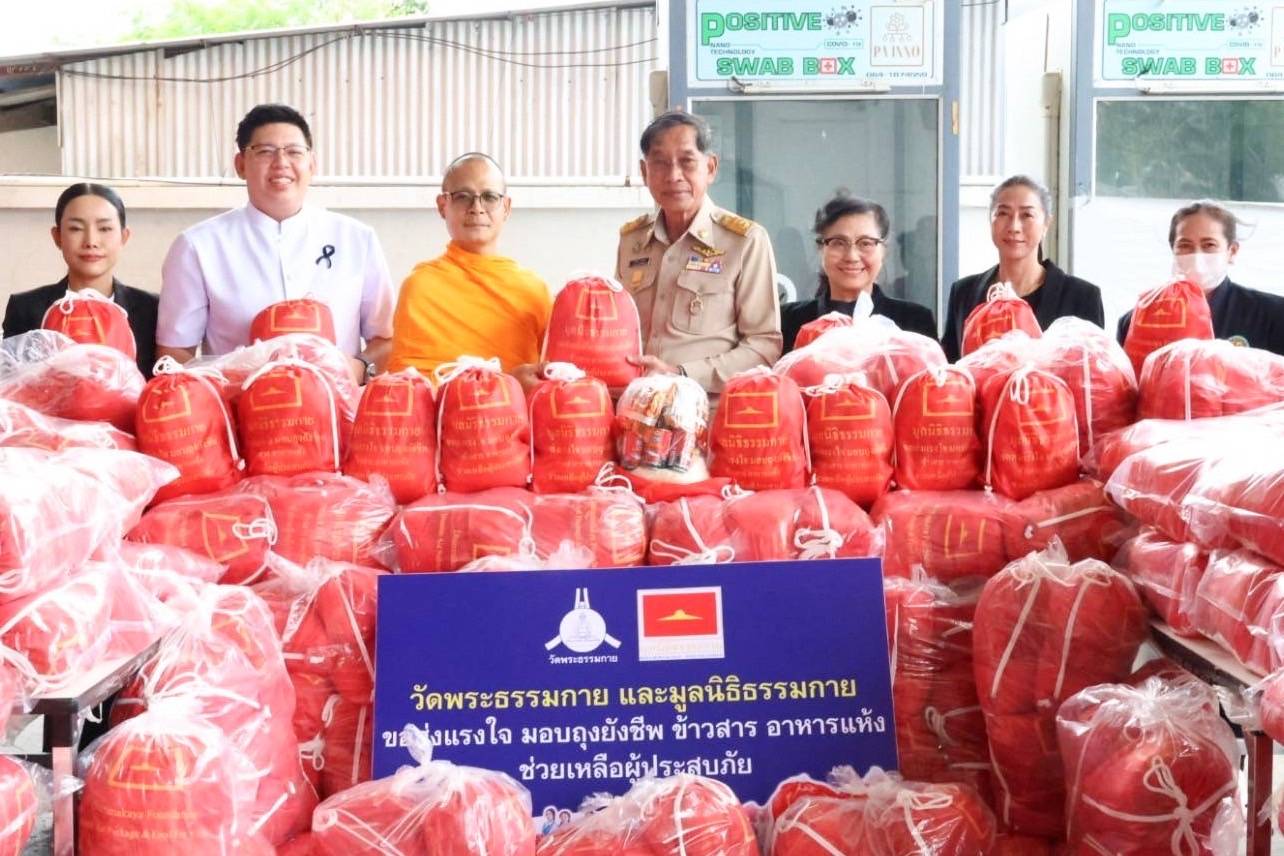 อบจ.ปทุมธานี รับมอบ 300 ชุดถุงยังชีพจากวัดพระธรรมกาย เพื่อช่วยเหลือชาวบ้าน