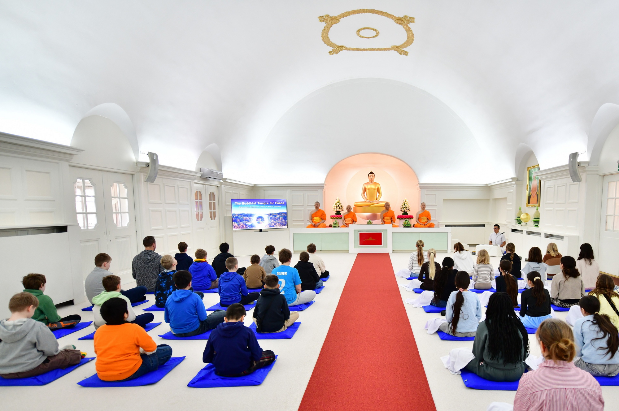 พุทธศาสนาไทยสร้างความประทับใจ นักเรียนเดนมาร์กสัมผัสความสงบ ณ วัดพระธรรมกายคอร์ซัวร์ ลุสท์สโกว