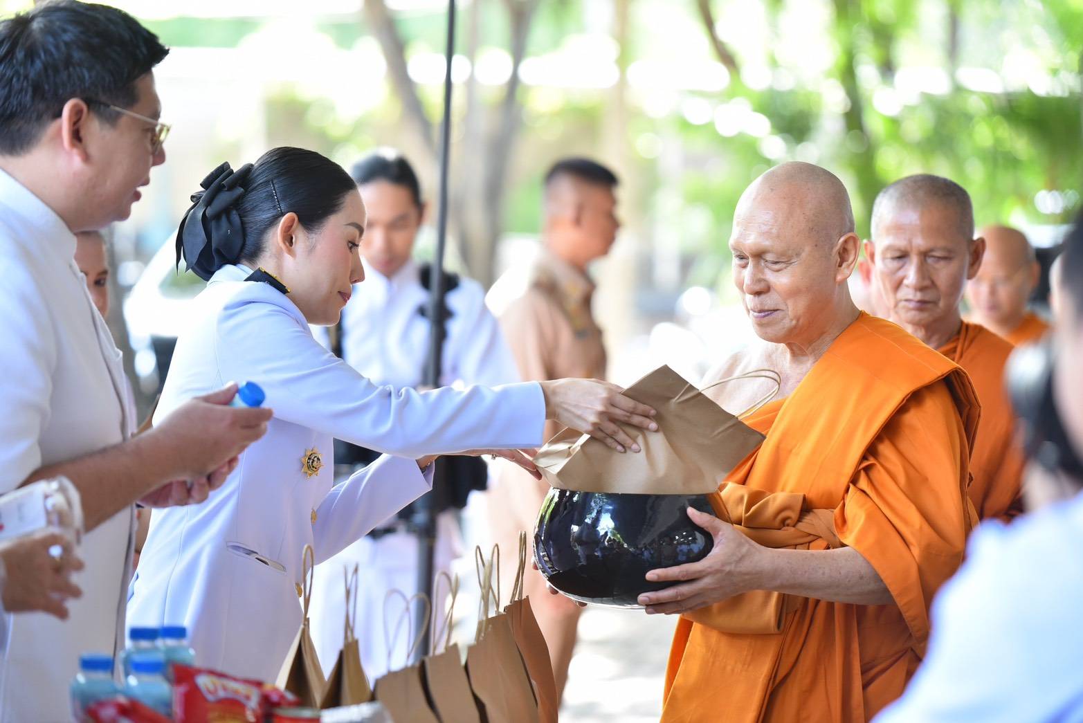 ปทุมธานี พสกนิกรทุกหมู่เหล่าร่วมพิธีถวายพระราชกุศล เนื่องในวันเฉลิมพระชนมพรรษาพระบรมราชินี