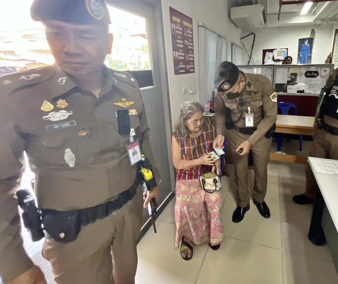 พ.ต.ท.วรภัทร สุขไทย รอง.ผกก.ป.สน.ดอนเมือง ช่วยนำหญิงสูงอายุมีอาการหลงลืมพลัดหลงจากครอบครัว