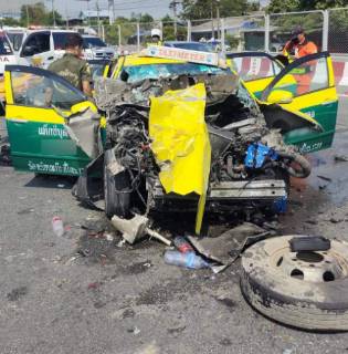 แท็กซี่ชนท้ายรถบรรทุกยาง ก่อนทางเบี่ยงเข้าสุวรรณภูมิ สภาพพังยับ เสียชีวิต 2 ราย