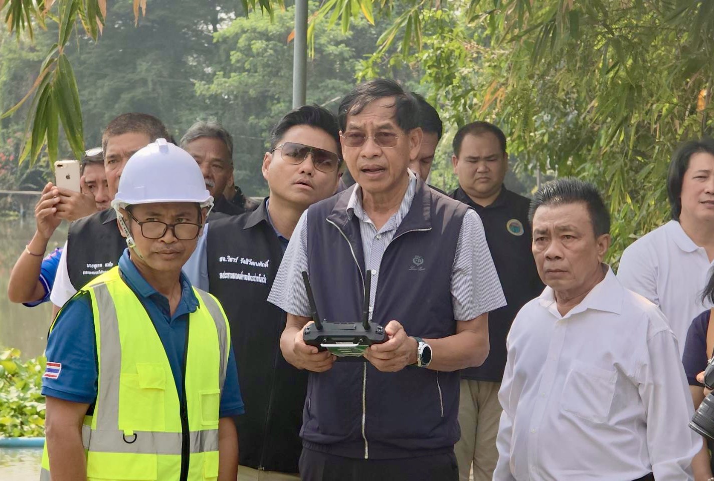 ปทุมธานี นายกแจ๊ส ลุยเองบินโดรนลุยพ่นสารชีวภาพเตรียมรุกฆาตผักตบชวาทั่วปทุมฯ นำร่องเตรียมเปิดปฏิบัติการเชิงรุกแก้ปัญหาผักตบชวาอย่างยั่งยืน นำร่องใช้นวัตกรรมสารชีวภาพประสิทธิภาพสูง “สวพ.62 (ชป.1)