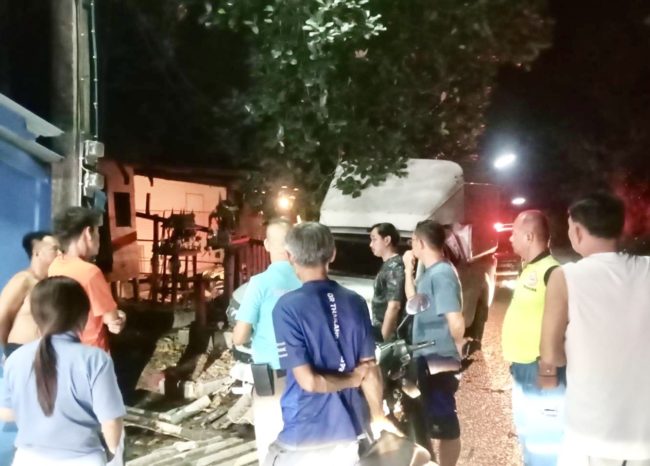 ระทึกกระบะตู้ทึบเฉี่ยวเสาบ้านโค่น ด้าน ร.ต.ต.สนธญา ฐิติโสภณ รอง สวป.สภ.หนองแค เร่งตรวจสอบพร้อมไกล่เกลี่ยสุดท้ายจบสวย