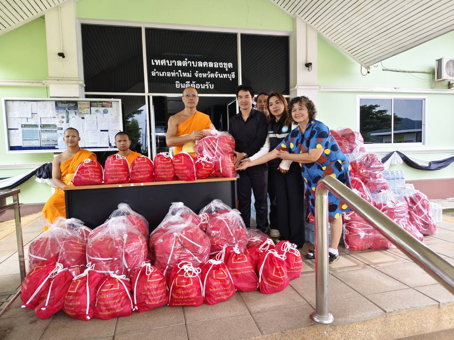 ปทุมธานี ส่งต่อน้ำใจ วัดพระธรรมกายมอบถุงยังชีพ 500 ชุด ผ่านวัดและท้องถิ่นถึงมือผู้ประสบภัยชาวจันทบุรี