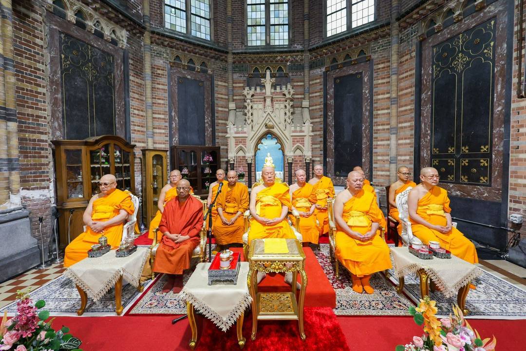 ชาวพุทธนานาชาติร่วมบุญใหญ่ในพิธีบรรจุพระบรมสารีริกธาตุ ณ วัดพระธรรมกายเนเธอร์แลนด์