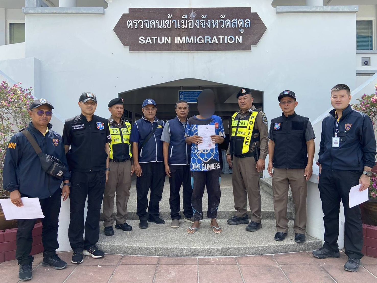 สืบ ตม.จว.สตูล รวบผู้ต้องหาหลบหนีตามหมายจับศาลจังหวัดสตูล 2 ราย แอบทำงานก่อสร้างที่เดียวกัน ทั้ง เสพยาบ้าและลักทรัพย์รถจักรยานยนต์