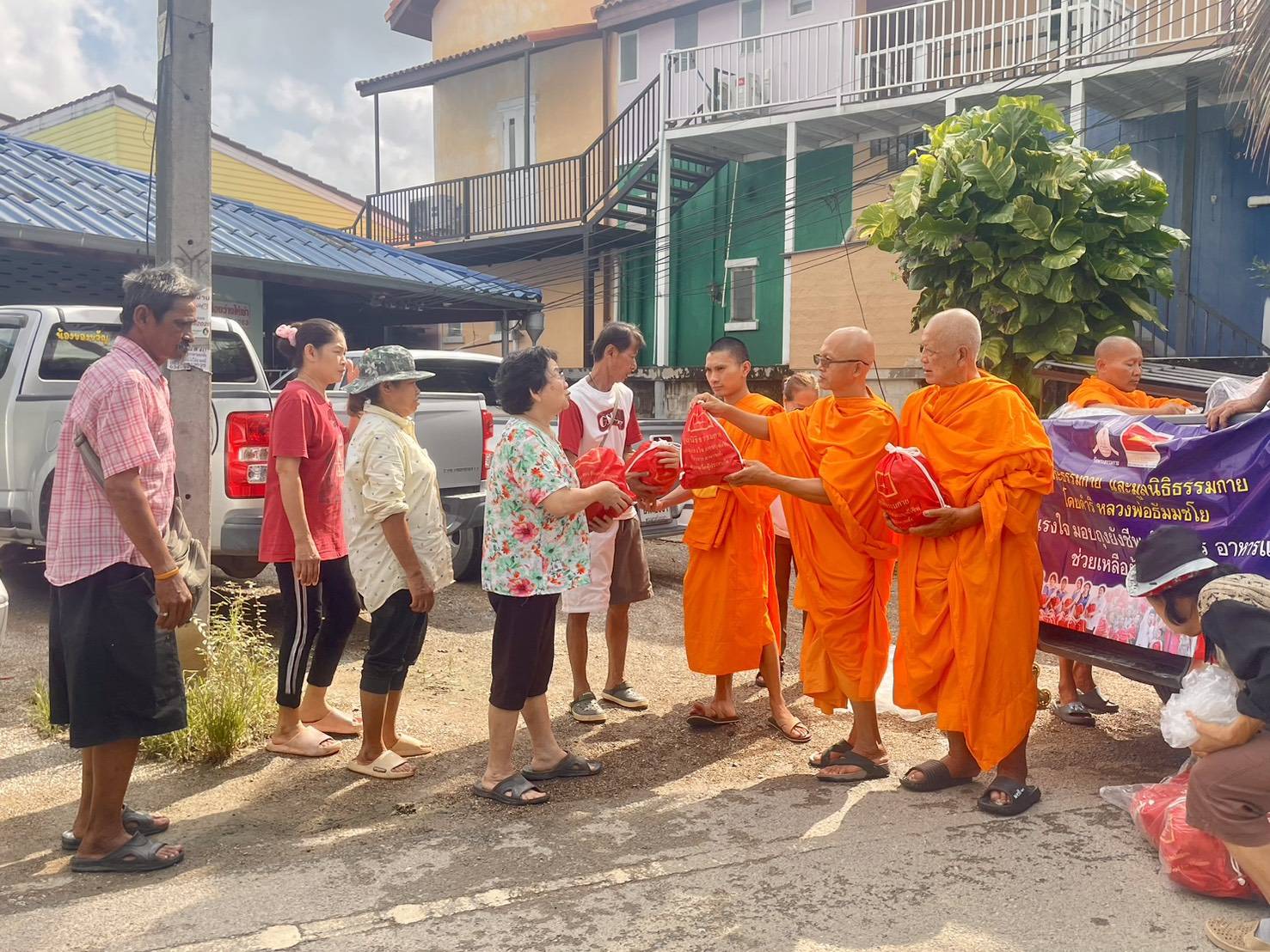 ปทุมธานี แบ่งปันน้ำใจถึงชาวอัมพวา วัดพระธรรมกายมอบถุงยังชีพกว่า 300 ชุด ช่วยผู้ประสบภัยน้ำท่วมสมุทรสงคราม