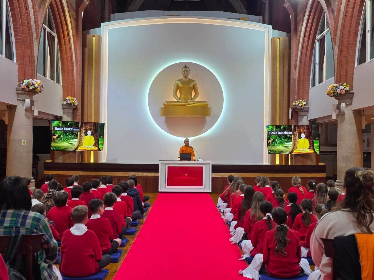 ปทุมธานี เยาวชนอังกฤษเรียนรู้วัฒนธรรมพุทธ ผ่านกิจกรรมตักบาตรและนั่งสมาธิที่วัดพระธรรมกายลอนดอน