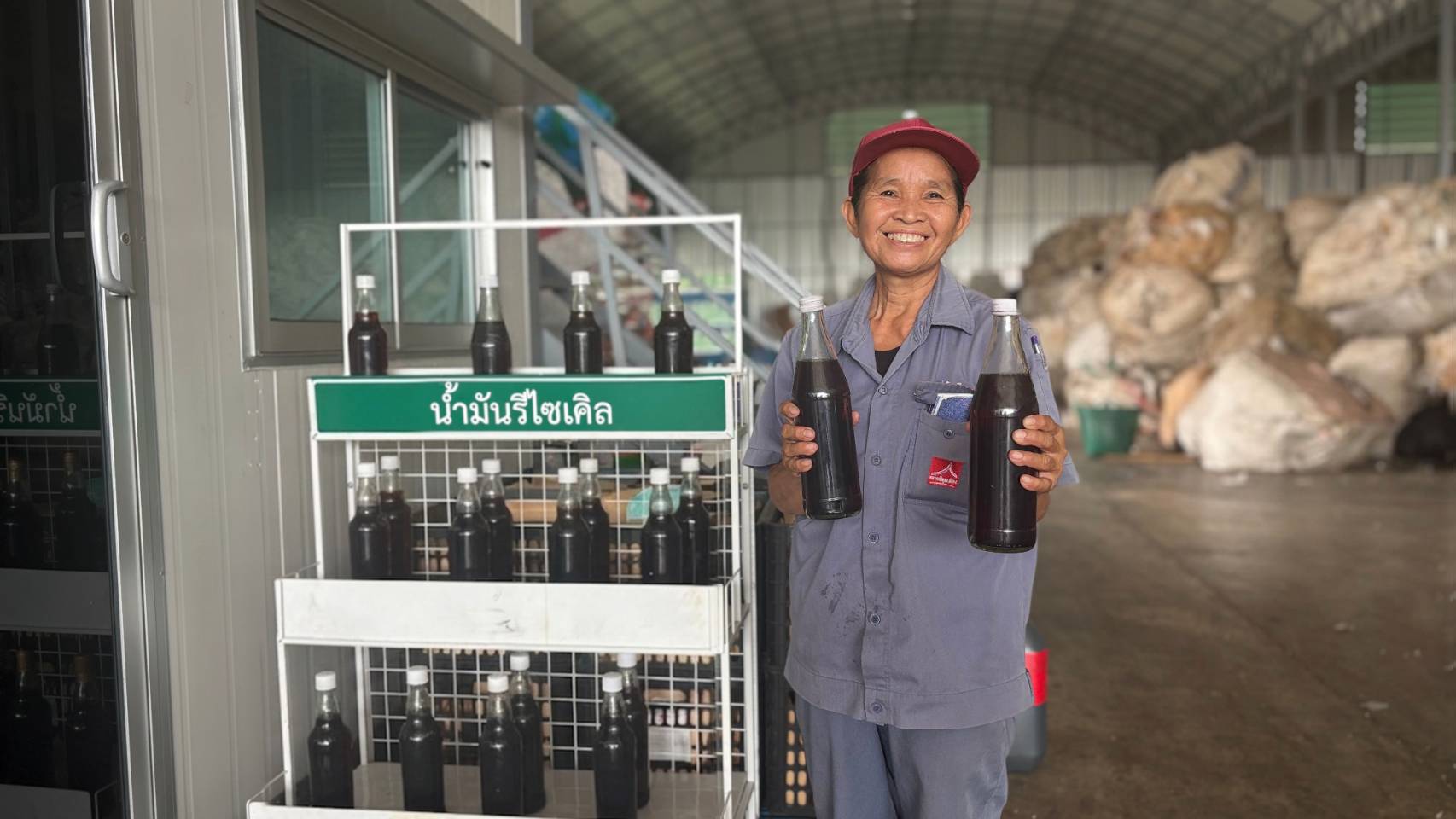 ปทุมธานี ตลาดสี่มุมเมือง เปลี่ยนขยะพลาสติกเป็นน้ำมัน ใช้จริงลดต้นทุน–ลดคาร์บอน
