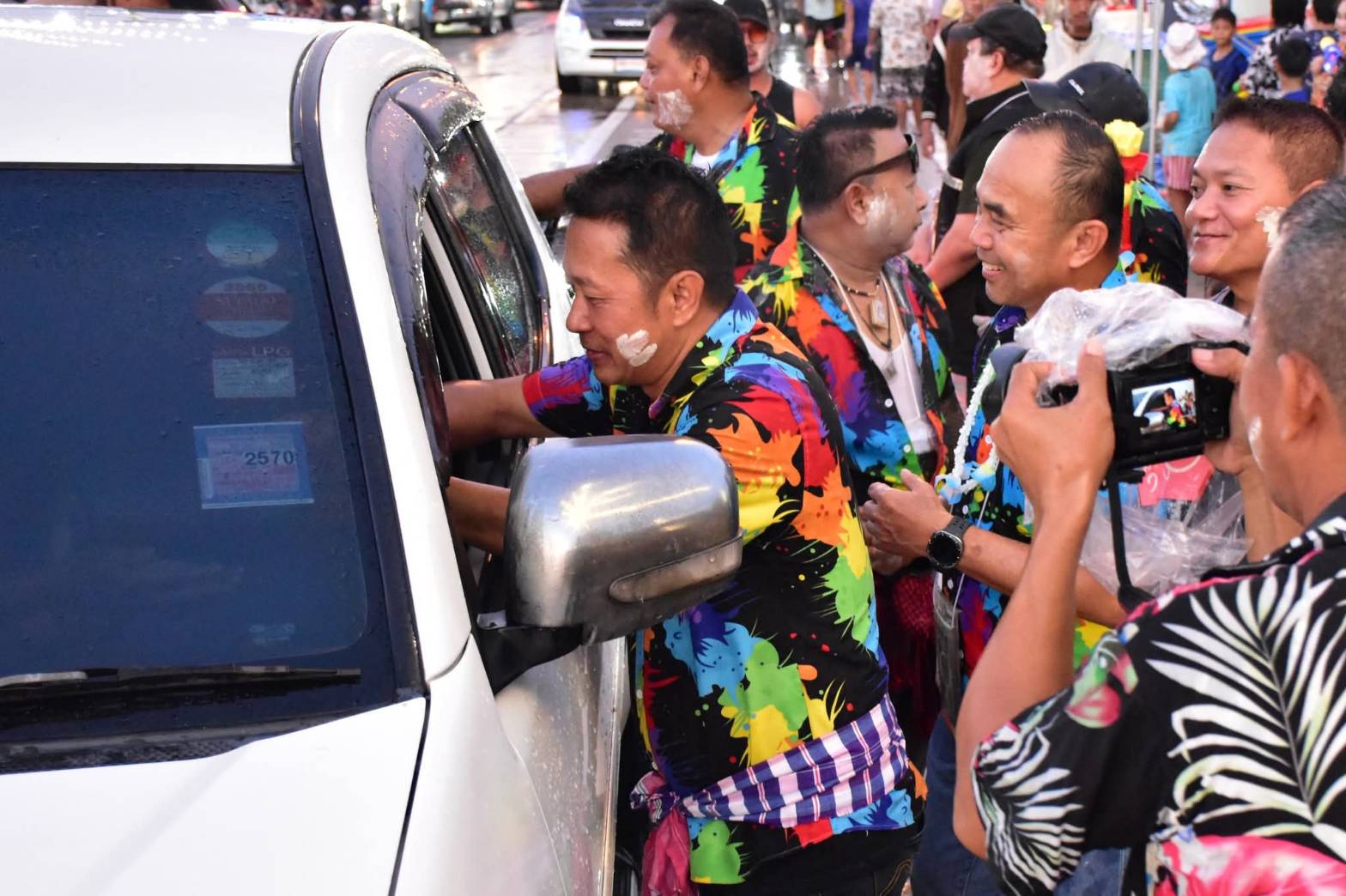 คลายความสงสัย ทำไมพื้นที่ นายกแสน ทต.ลำลูกกา ประเพณีสงกรานต์มีแต่คนชื่นชม