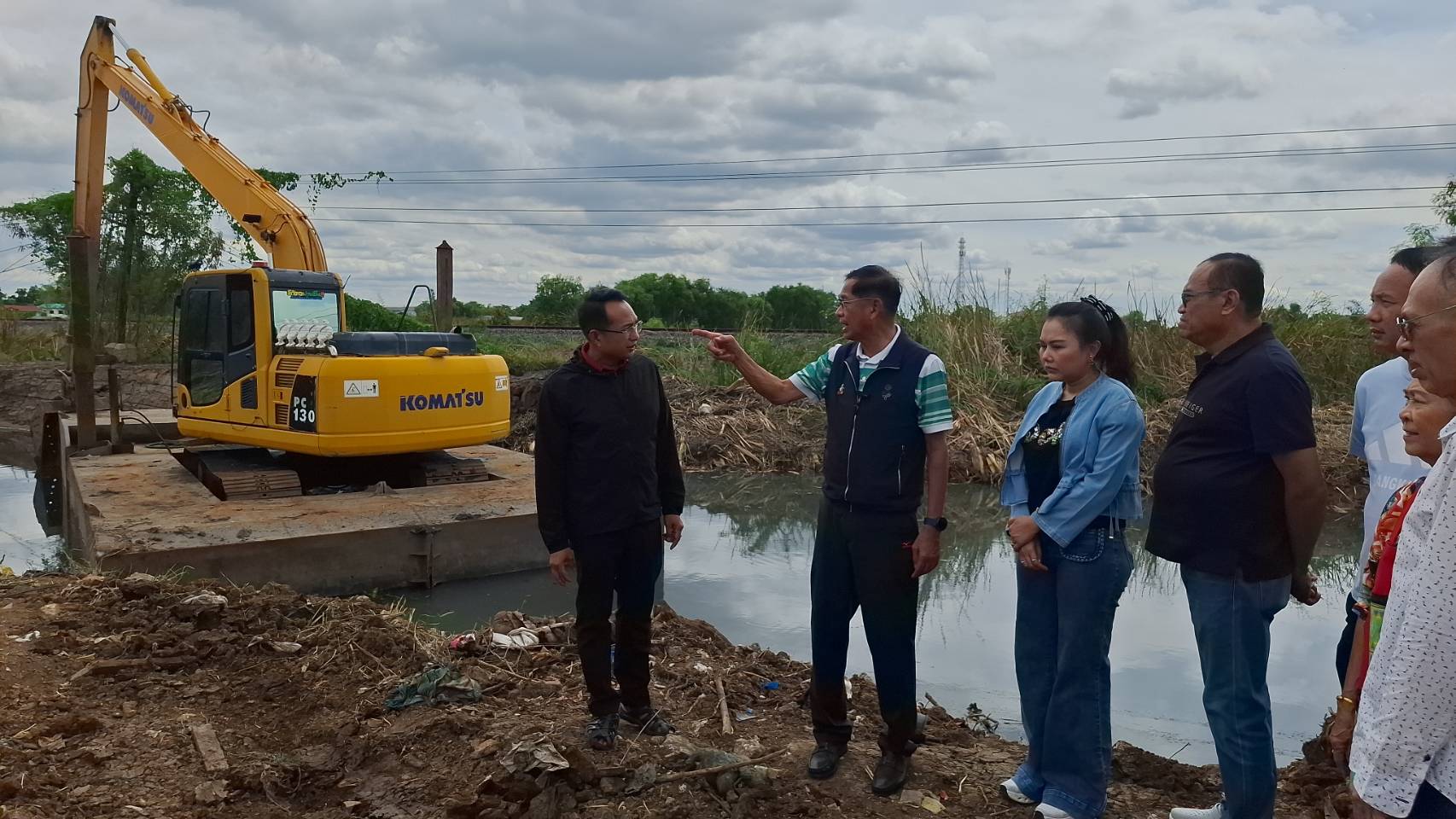 ปทุมธานี แข่งกับฝน นายก อบจ.เร่งขุดลำรางข้างทางรถไฟ หวั่น 8 ชุมชนจมน้ำหลังชาวบ้านผวานอนไม่หลับ พล.ต.ท.คำรณวิทย์ ธูปกระจ่าง นำทีม ส.อบจ. ลงพื้นที่ท้ายซอยไวท์เฮาส์ ตรวจความคืบหน้าลอกคลอง หลังพบผู้รับเห