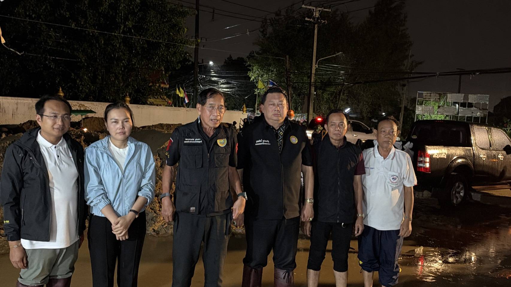 ปทุมธานี วิกฤตน้ำเข้าบ้าน บิ๊กแจ๊สยืนสู้ นายกฯคลองหลวงตั้งวอร์รูมเฝ้าระวังน้ำ พร้อมแจกกระสอบทราย24 ชั่วโมง