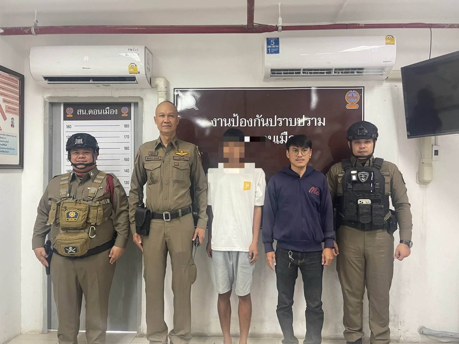 สว.โย่ง พ.ต.ต.สัมพันธ์ มั่งคงดี สวป.สน.ดอนเมือง ลุยลงพื้นที่นำบุคคนต้องสงสัยมาตรวจสอบ หลังได้รับแจ้งในเพจคนรักดอนเมือง