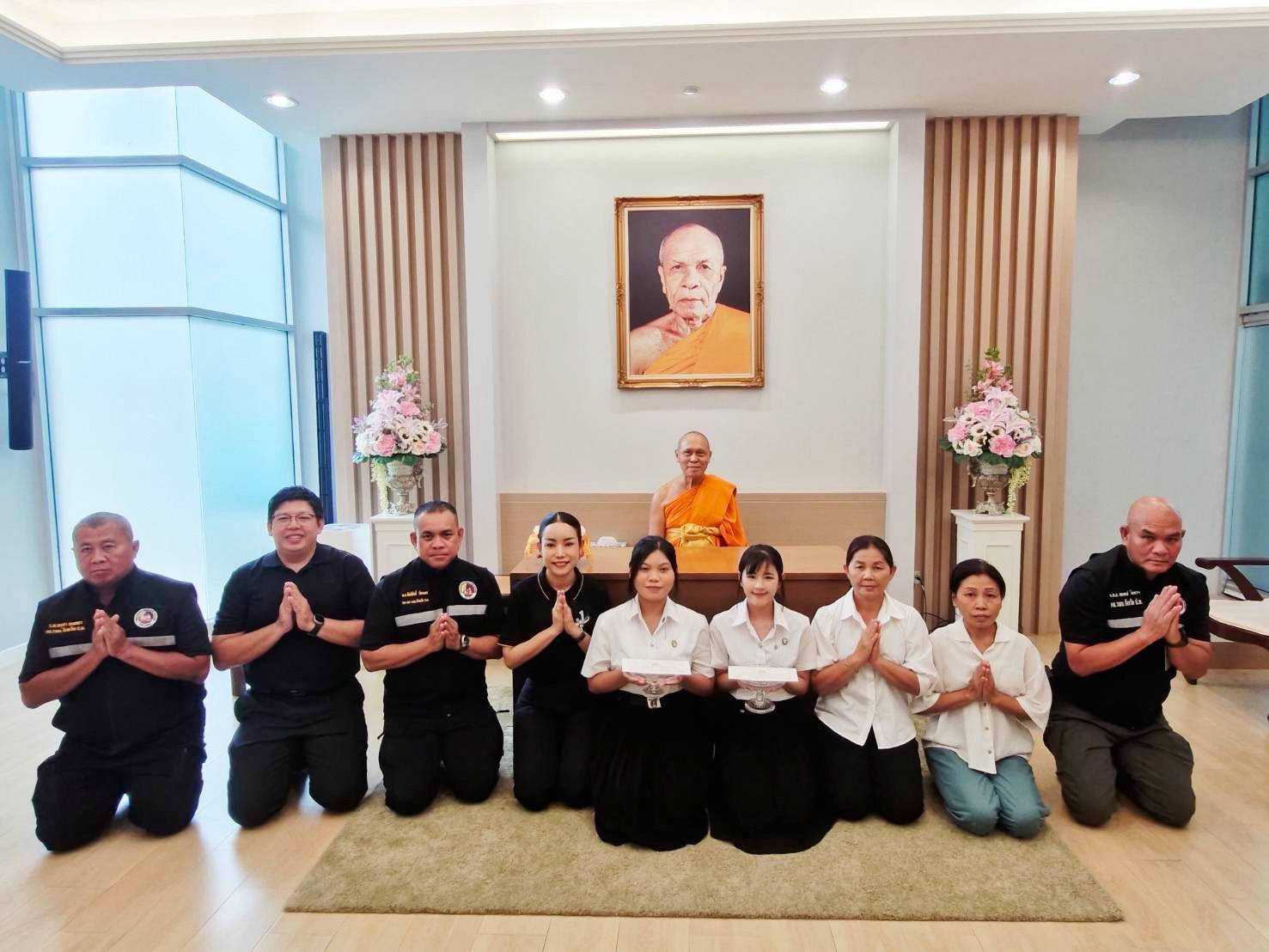 วัดพระธรรมกายร่วมกับ กอ.รมน.ปทุมธานี มอบทุนการศึกษาช่วยนักศึกษาเรียนดีแต่ขาดแคลนทุนทรัพย์