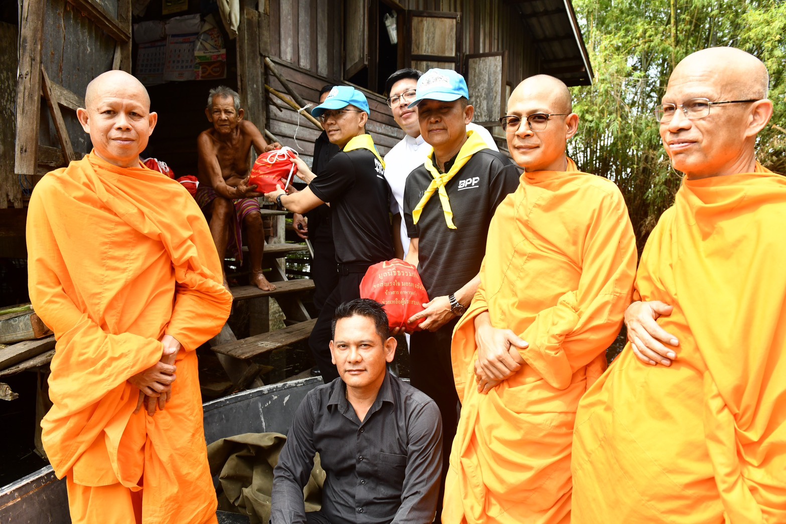 ปทุมธานี วัดพระธรรมกายร่วมกับ ตชด.ภาค 1 มอบถุงยังชีพ 500 ชุด ช่วยผู้สูงอายุ ผู้ป่วย ผู้พิการที่ประสบภัยน้ำท่วมอำเภอหนองเสือ
