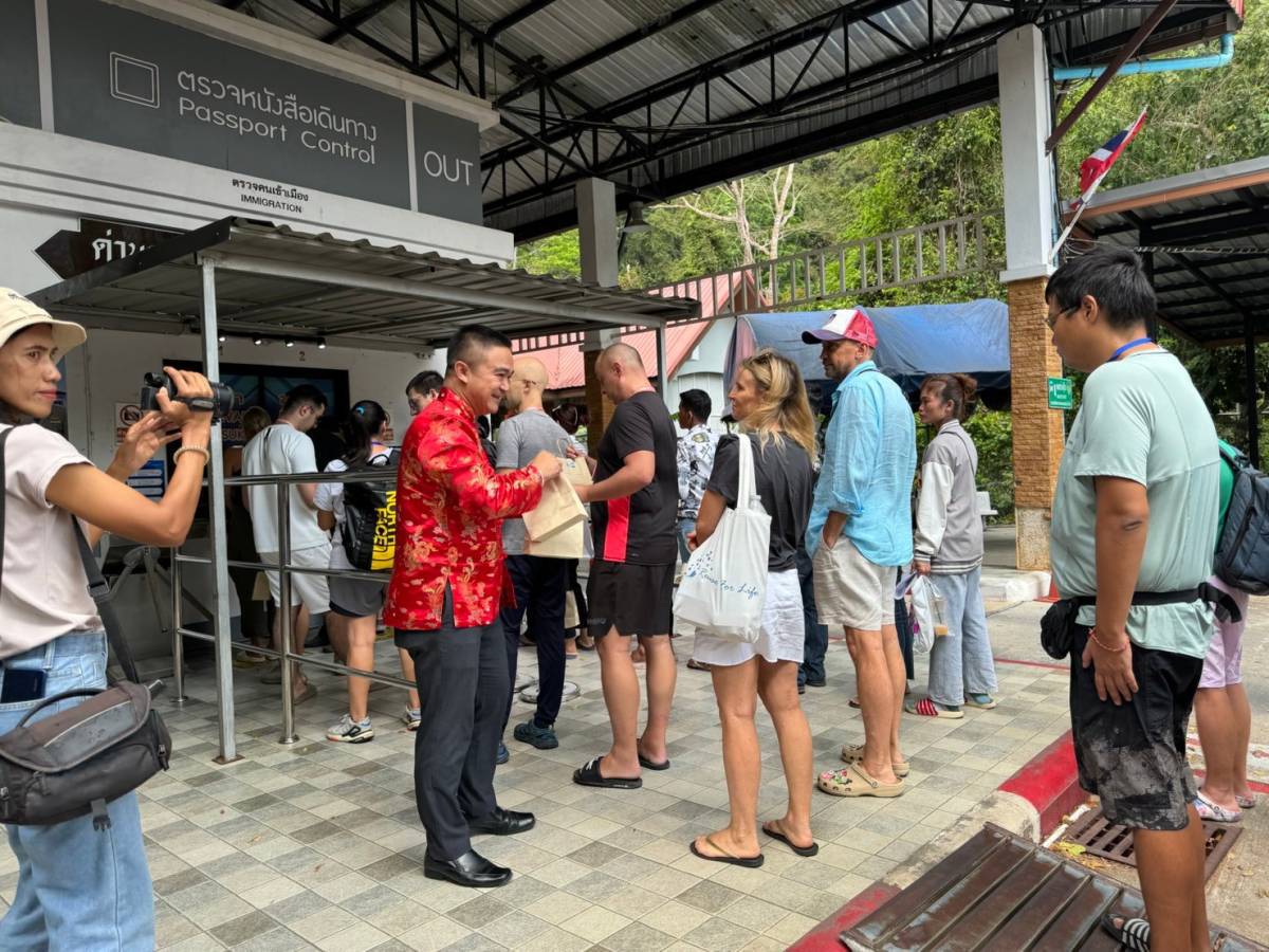 ตม.จว.สตูล พร้อมบริการนักท่องเที่ยว เดินทางเทศกาลตรุษจีนอย่างมีความสุข