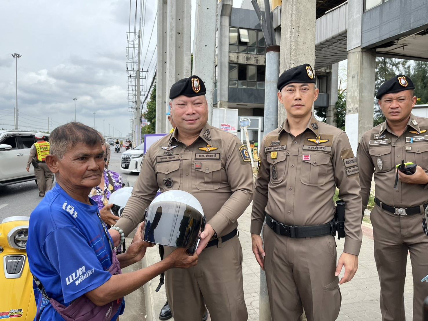 ผู้การเม้ง นำ ผกก.สภ.คลองหลวง แจกหมวกกัน็อควันสงกรานต์ ตามโครงการจิตอาสาจราจร รณรงค์การขับขี่ปลอดภัย สวมหมวกนิรภัยเพื่อลดอุบัติเหตุจราจรทางบกฯ