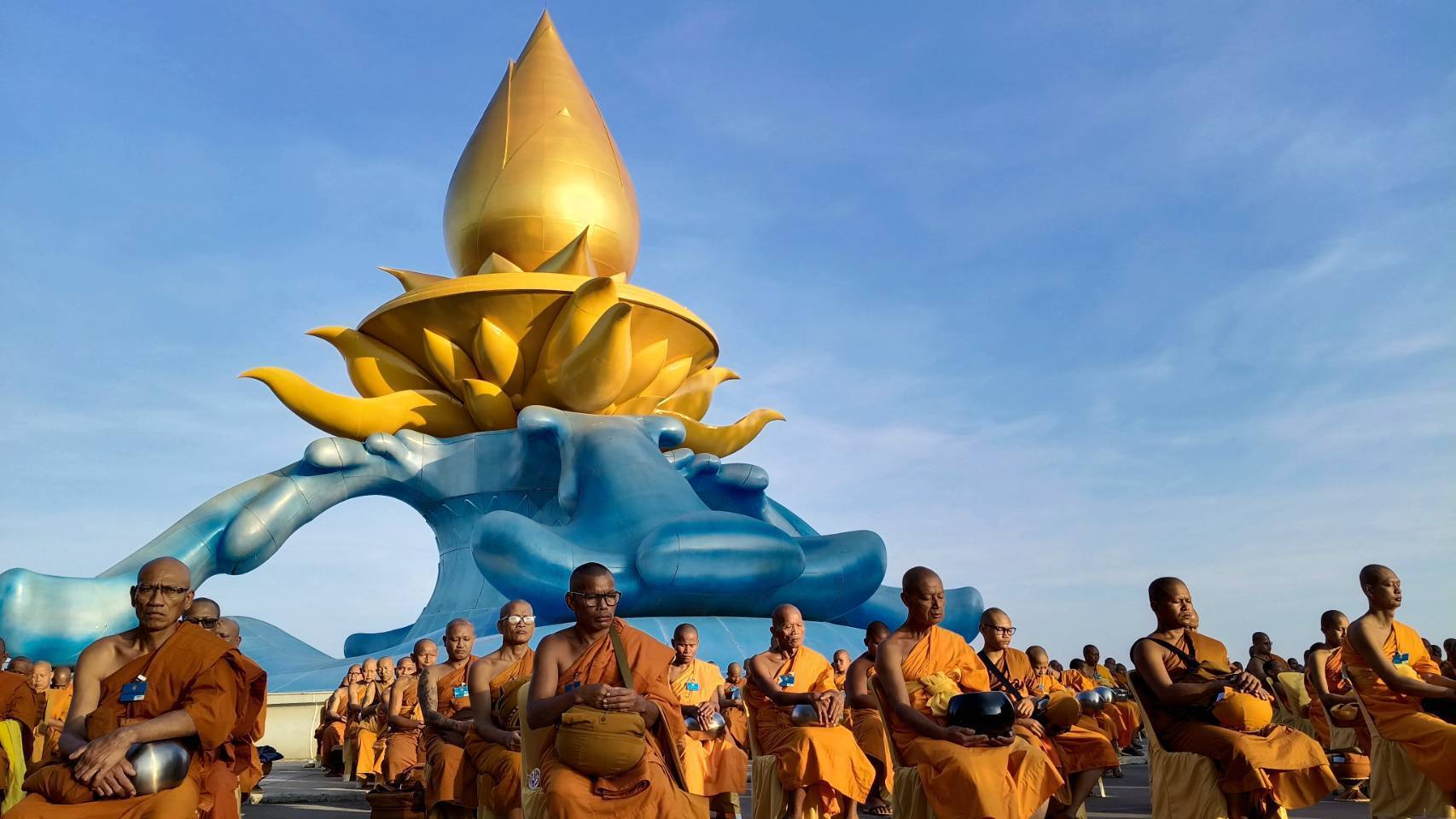ปทุมธานีพุทธศาสนิกชนร่วมตักบาตรเทโว 500 รูปเนื่องในวันออกพรรษา