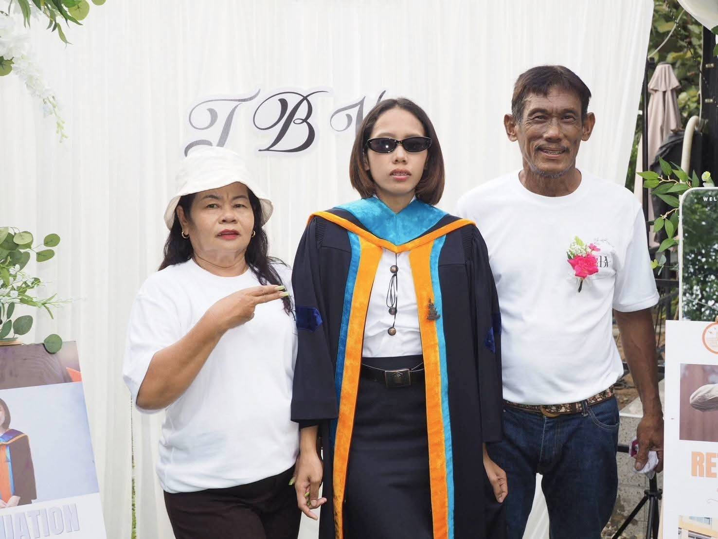 ชื่นมื่น!!แม่ทับทิม ยุภาพร ทองสุพรรณ หัวหน้าศูนย์มิตรภาพ อส.ตร.สน.คันนายาว จัดใหญ่ 3 เด้ง บันเทิงวัยแก่ ผู้ใหญ่ส่งแก่เกษียณ น้องอีฟ เรียนจบ