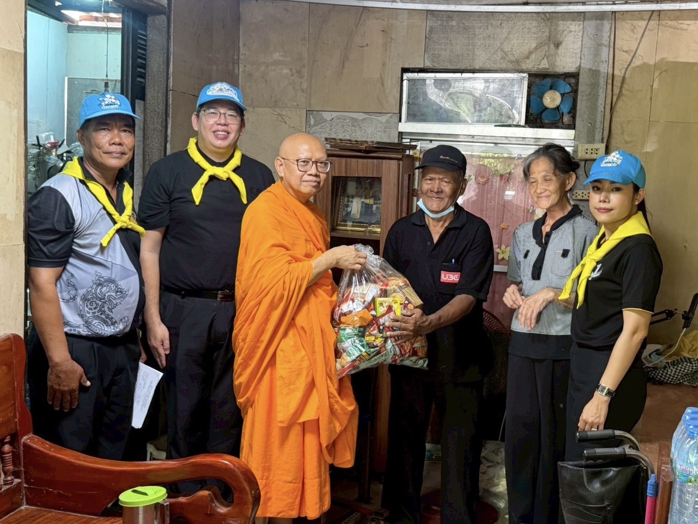 ปทุมธานี จิตอาสาคลองหลวงพัฒนาชุมชน มอบถุงยังชีพผู้เปราะบางถวายเป็นพระราชกุศลพระบรมราชินี