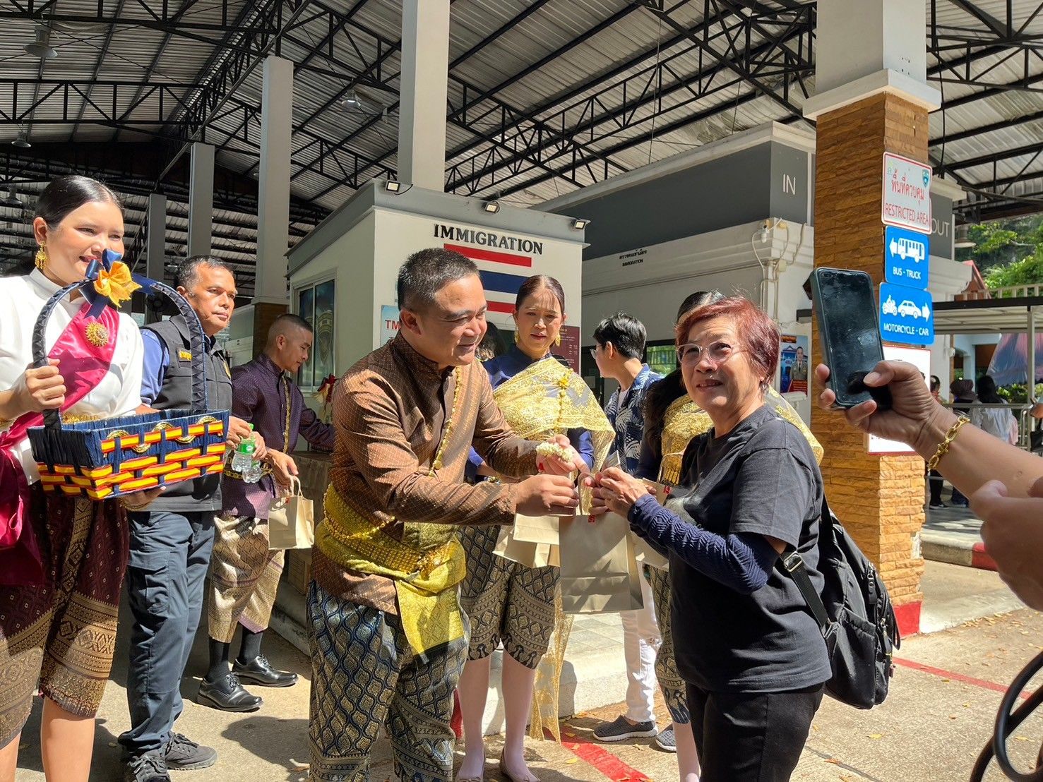 ตม.จว.สตูล ด่านควนโดน สร้างรอยยิ้มเชิญชวนนักท่องเที่ยวสนุกสนานเทศกาลสงกรานต์