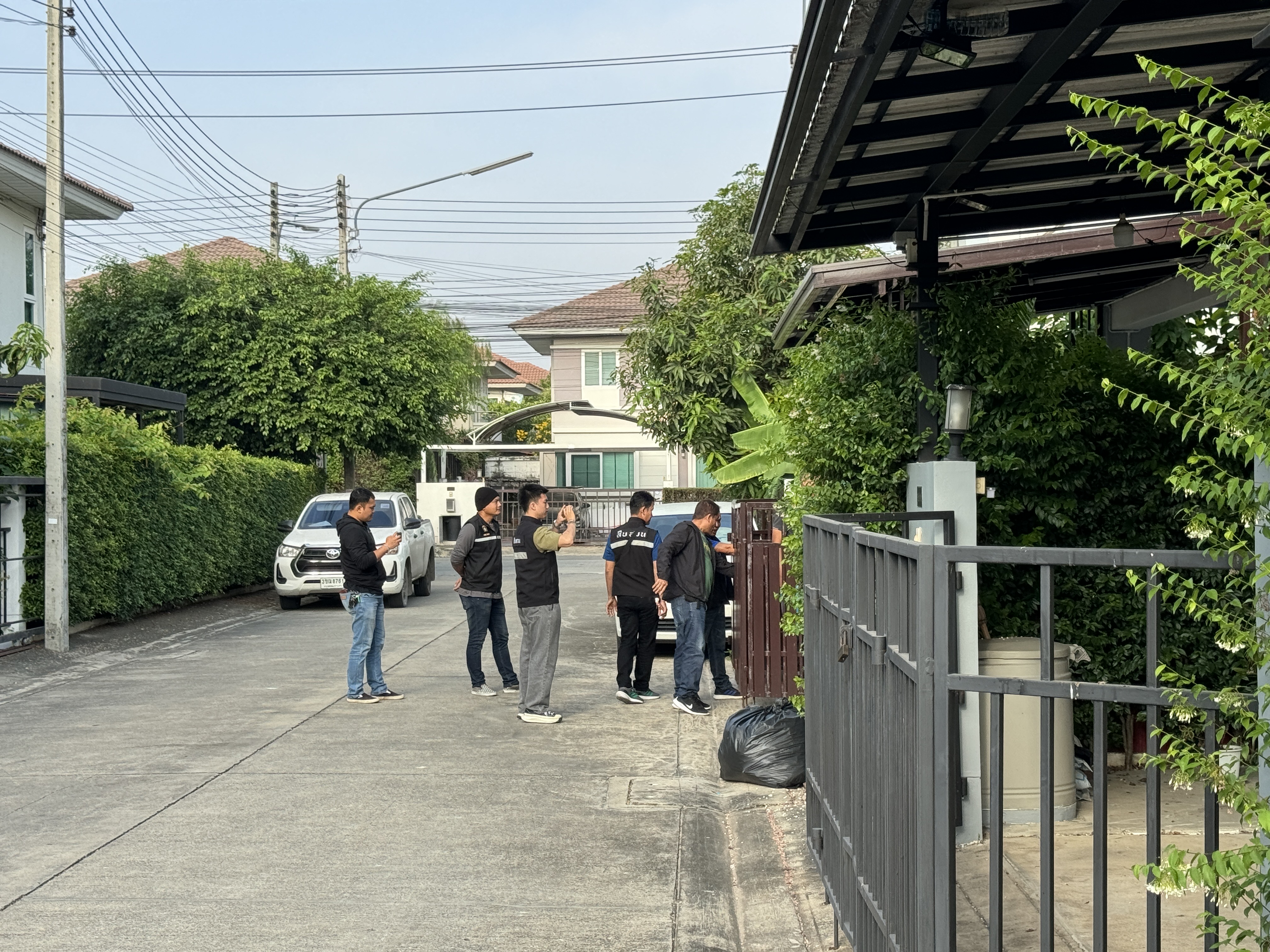 พ.ต.อ.ถิรเดช จันทร์ลาด ผกก.สภ.ลำลูกกา ปิดคดีเสียงประทัดปริศนาหมู่บ้านดัง นำหมายค้นบ้านต้องสงสัย อึ้งพบหนุ่มเพื่อนบ้านซุกประทัดอ้างไว้ไล่นก