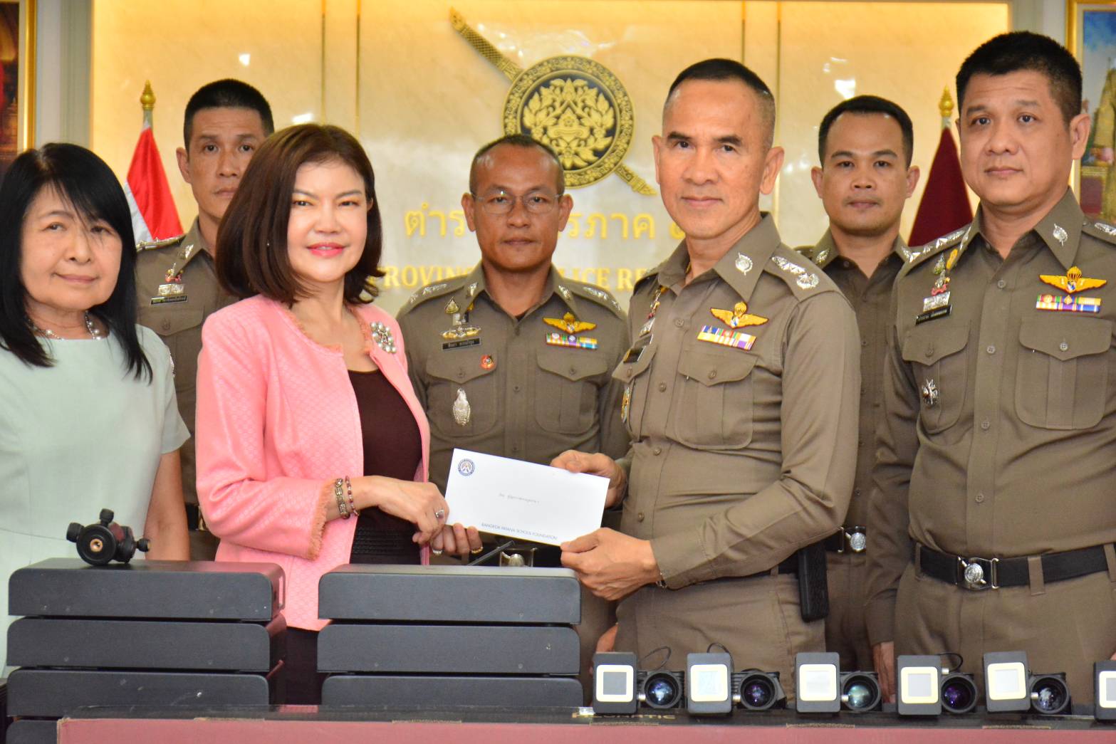 ผบช.ภ.1 รับมอบของจากมูลนิธิโรงเรียนบางกอกพัฒนาองค์กร