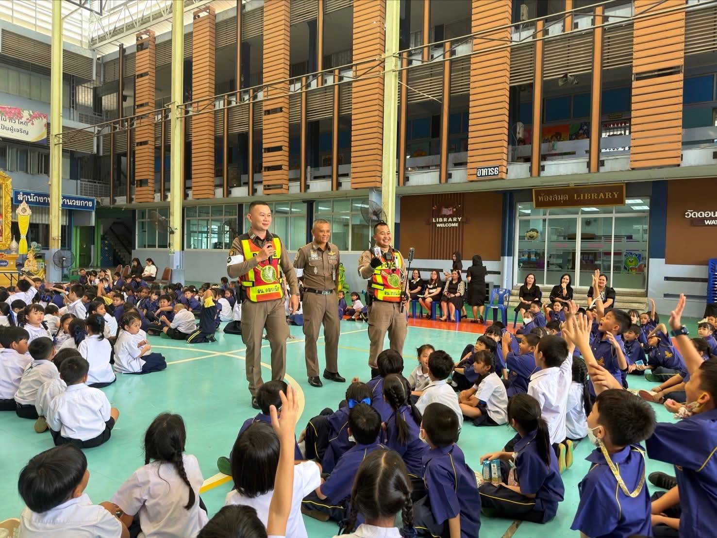 พ.ต.ท.ไชยรัตน์ พลหาญ รรท.รอง ผกก.จร.สน.ดอนเมือง พร้อมคณะร่วมทำกิจกรรมให้ความรู้ ตามโครงการ บก.น.2โรงเรียนปลอดภัยรู้วินัยจราจร