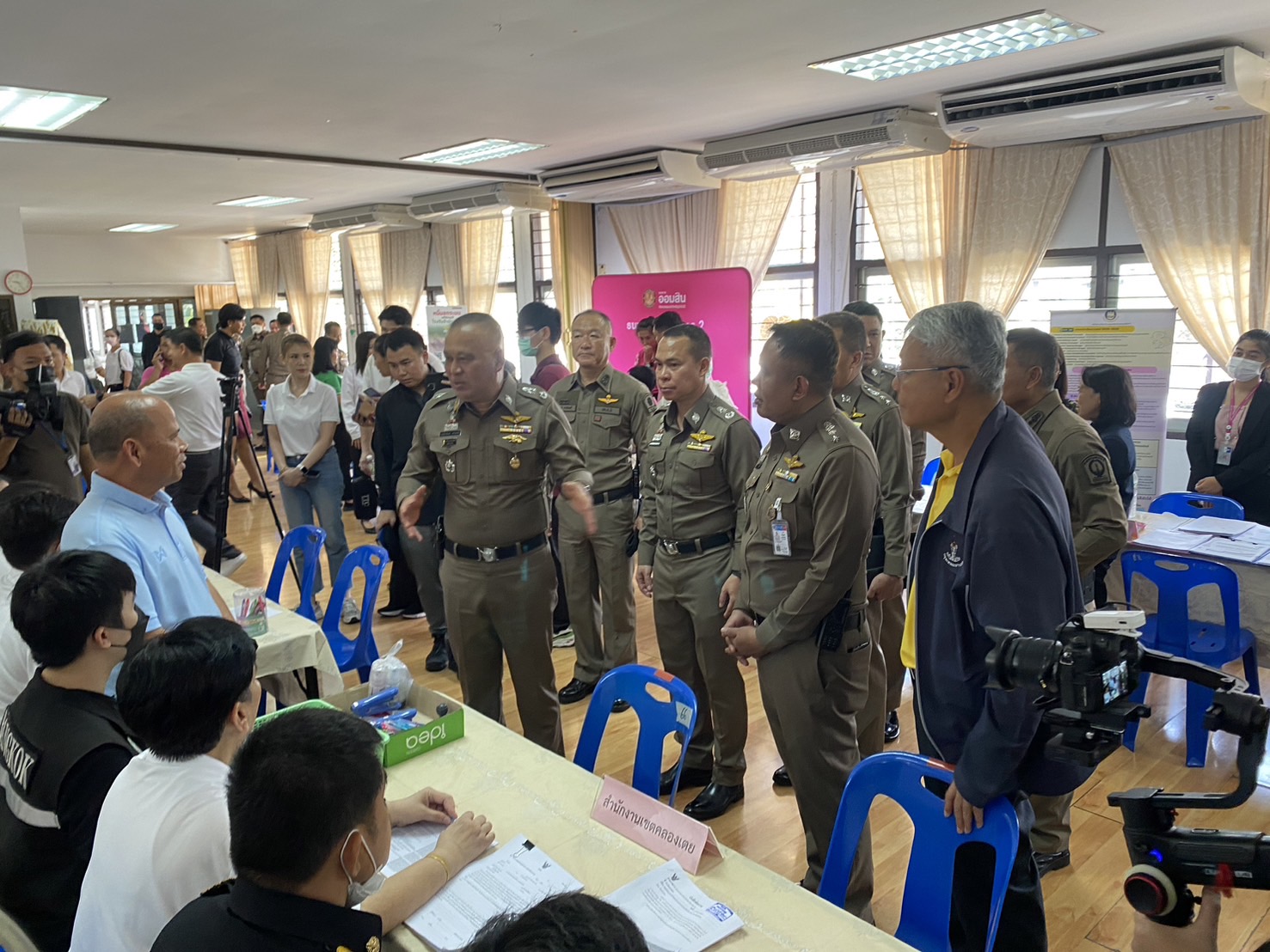 รอง ผบช.น.ลงพื้นที่ สน.ลุมพินี เปิดกิจกรรมตลาดนัดแก้หนี้ ตามคำสั่งของนายกรัฐมนตรี