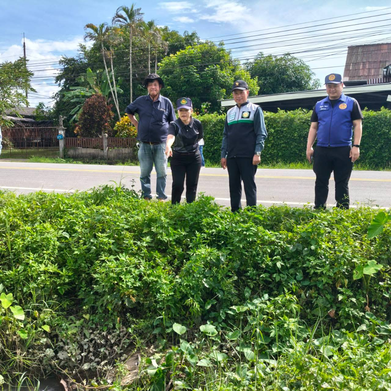 ว่าที่ พ.ต.ต.วรเมธ ธรรมจันตา นายก ทต.หงาว นำคณะหน่วยงานที่เกี่ยวข้องลงพื้นที่ ปิดตายพิษมรสุมต้นเหตุทำน้ำท่วมบ้านเรือนประชาชน