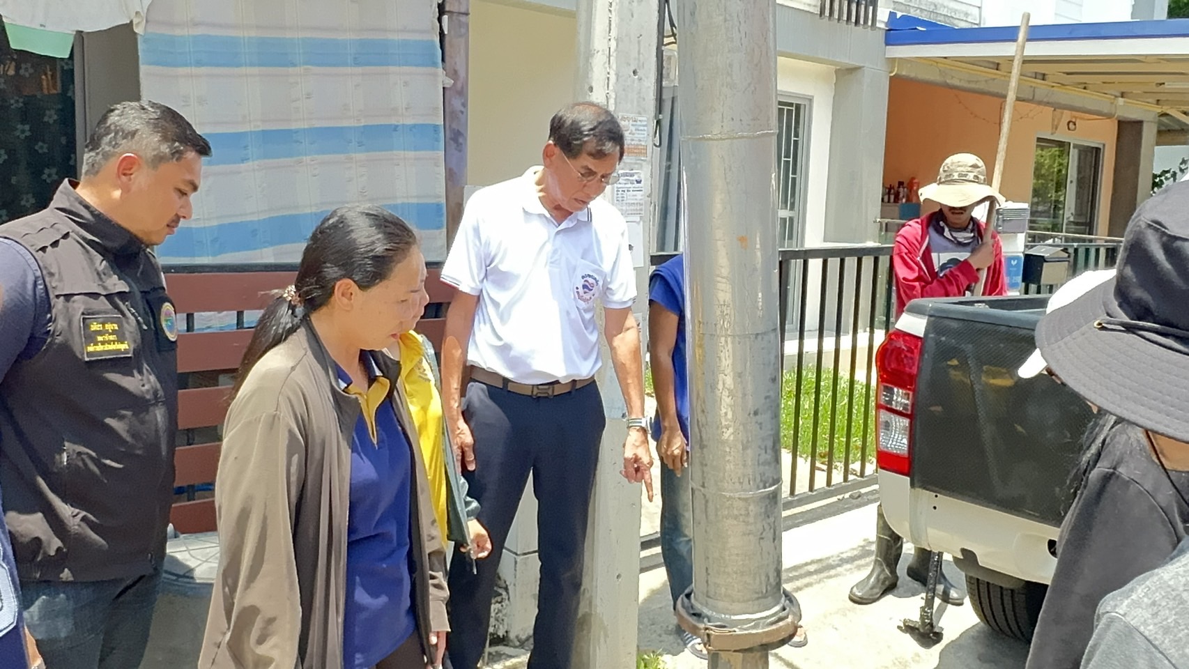 ปทุมธานี นายกแจ็สลุยเองลอกท่อหมู่ บ้านพฤกษา บางกะดี หลังท่อตันมา 2 ปี ฝนตกน้ำท่วมตลอด หลังมีกลุ่มอิทธิพลพยายามขวาง