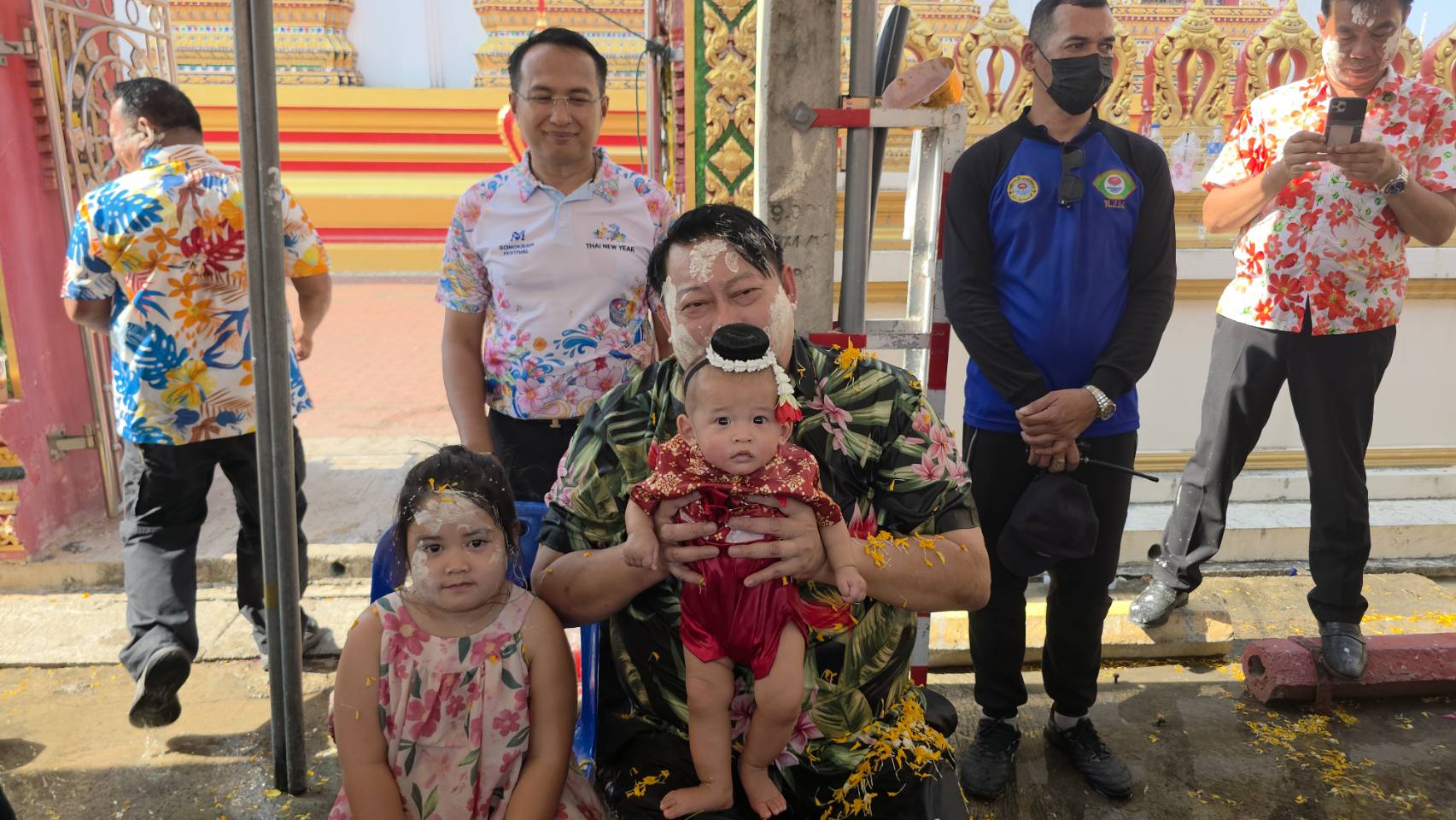 ปทุมธานีคลองหลวงฉ่ำวัดกล้าชอุ่มจับมือเทศบาลจัดสงกรานต์ยิ่งใหญ่ เนรมิตฝนเทียมคลายร้อนสร้างรอยยิ้มทั่วลานวัด