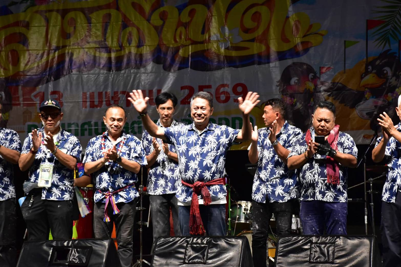 นายกแสน กิตติเดช ลานทอง นายก ทต.ลำลูกกา พร้อม สว.สส.สภ.ลำลูกกา ตรวจความเรียบร้อยป้องกันเหตุตลอดงานปาร์ตี้โฟมให้ประชาชนเล่นน้ำประเพณีสงกรานต์อย่างปลอดภัย