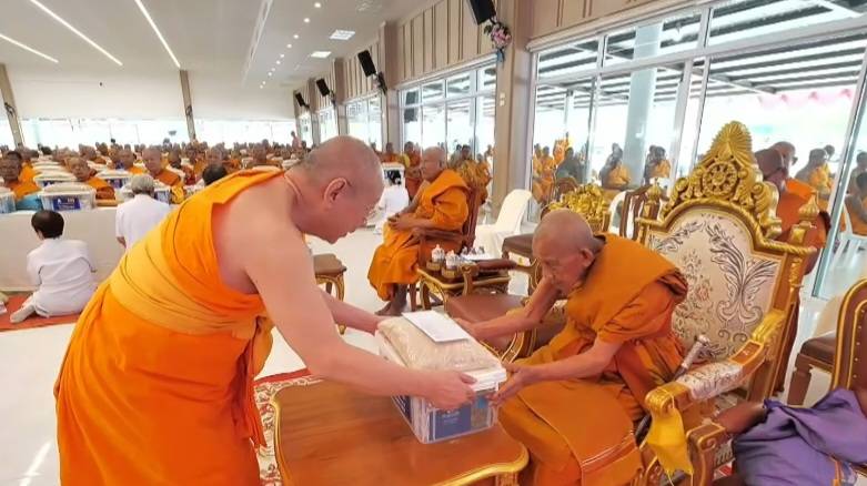 ปทุมธานี ถวายสังฆทาน 323 วัด ปีที่ 22 วัดพระธรรมกายเดินหน้าฟื้นฟูขวัญกำลังใจชายแดนใต้