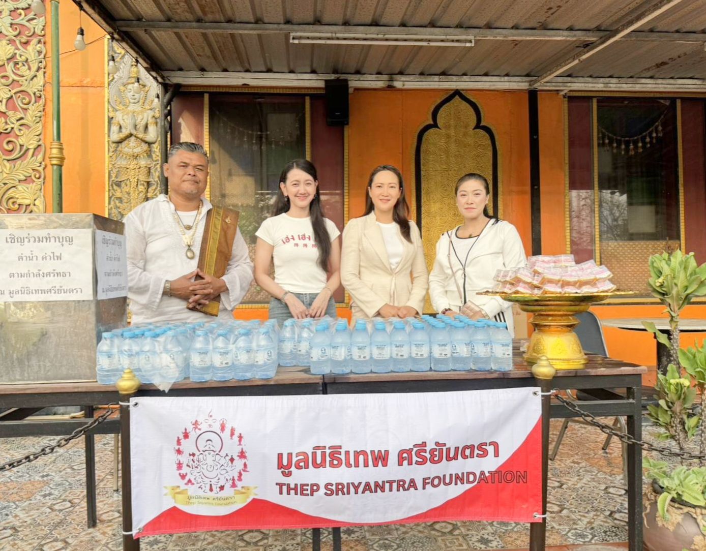 ดร.อานนท์ แก้วมโนรมย์ ประธานมูลนิธิเทพ ศรียันตรา พร้อมเจ้าหน้าที่ ร่วมต้อนรับนักวิ่ง THE MALL LIFESTORE RUN LUCK RUN LOVE x ANTA วิ่งรับโชค วิ่งพบรัก