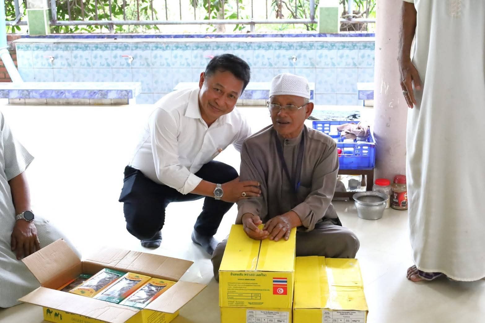 มิตรภาพไร้พรหมแดน นายกแสน ทต.ลำลูกกา มอบ อาหารละศีลอด ช่วงรอมฎอน