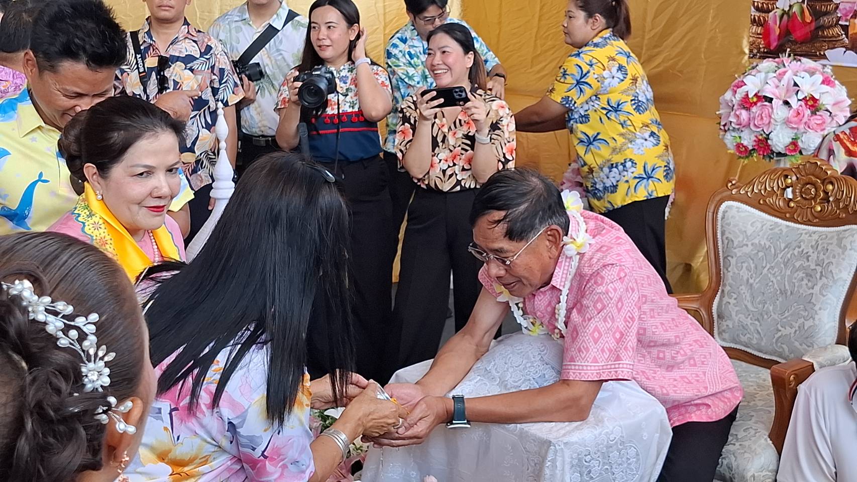 ปทุมธานี หัวหน้าส่วนราชการ ปชช.ร่วมรดน้ำ นายกแจ๊ส ชื่นมื่น ฝากย้ำประชาชนระวัง ฮีทสโตรก ช่วงแดดจัด