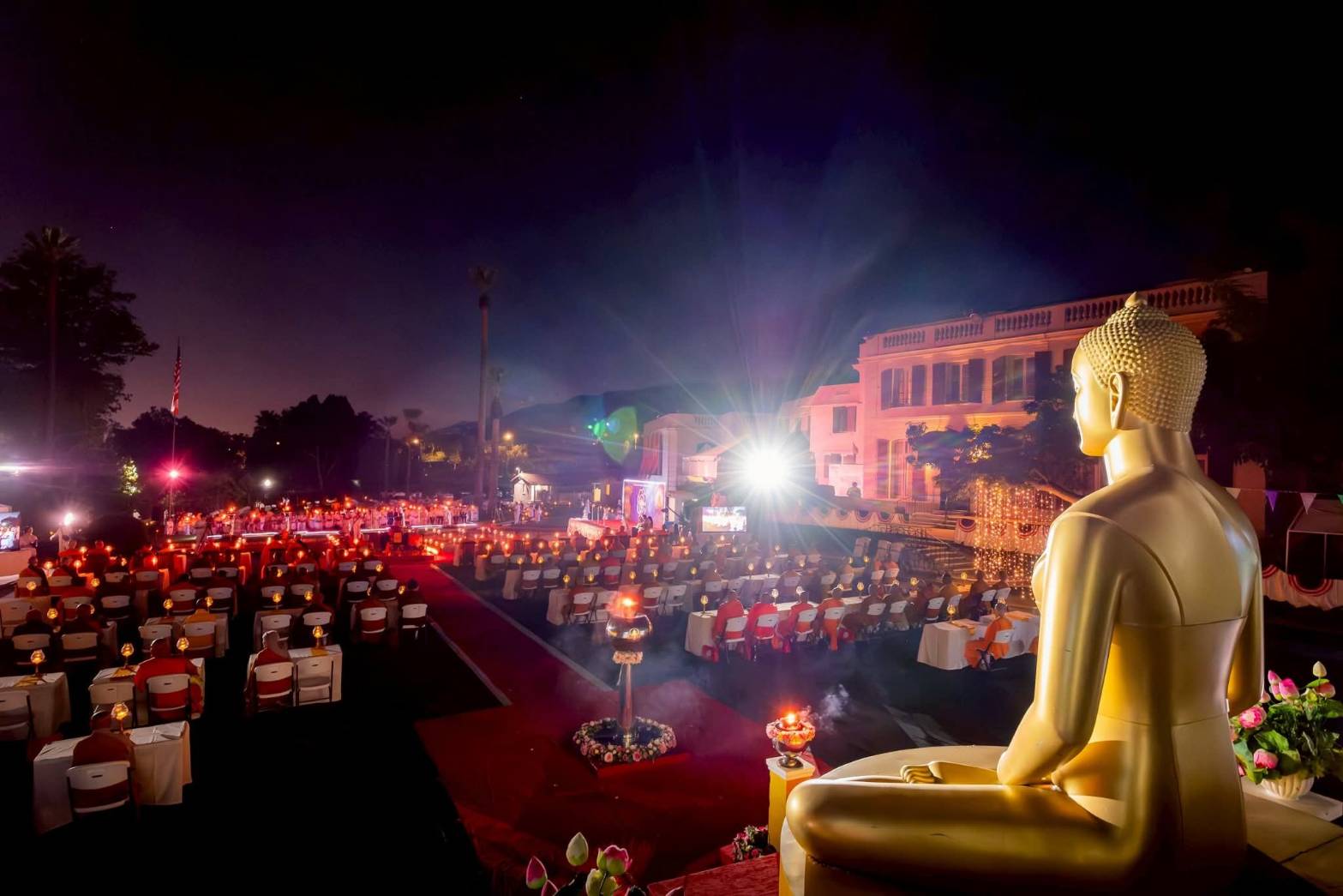 ชาวพุทธในสหรัฐฯ รวมใจจุดวิสาขประทีป บูชาพระสัมมาสัมพุทธเจ้า