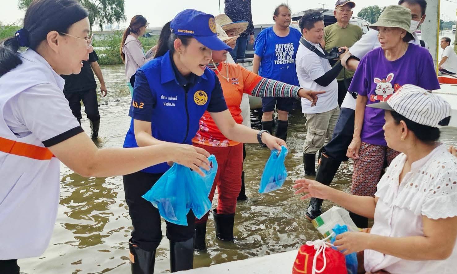 ปทุมธานี ชวนร่วมบุญส่งต่อความช่วยเหลือ วัดพระธรรมกายเพิ่มถุงยังชีพ 1,000 ชุด