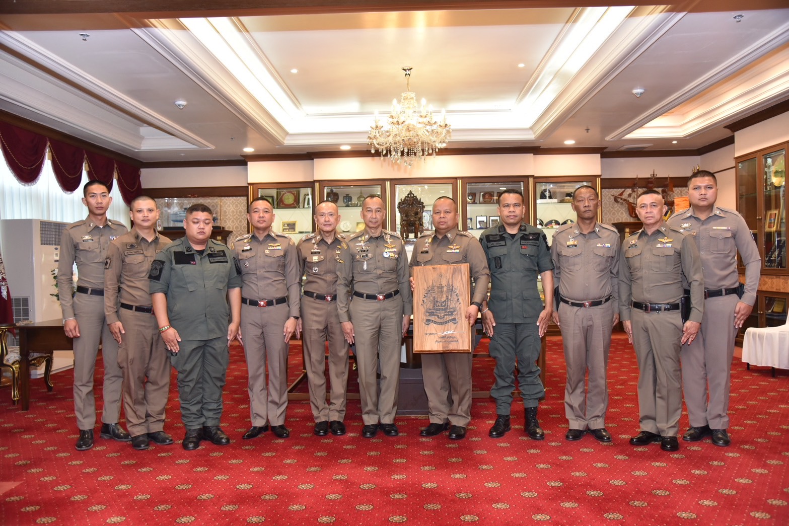 ผบ.ตร.มอบโล่และรางวัลแก่ตำรวจ สภ.จอหอ จ.นครราชสีมา เกลี้ยกล่อมหนุ่มคลุ้มคลั่งใช้ปืนยิงประตู จับแฟนสาว แม่ และลูกค้าเป็นตัวประกัน ให้มอบตัวสำเร็จ