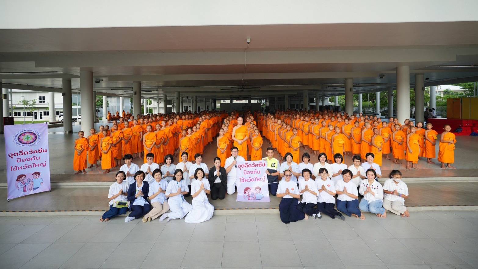 ปทุมธานี เสริมภูมิคุ้มกันพระภิกษุและสามเณรวัดพระธรรมกาย รับวัคซีนไข้หวัดใหญ่กว่า 500 รูป