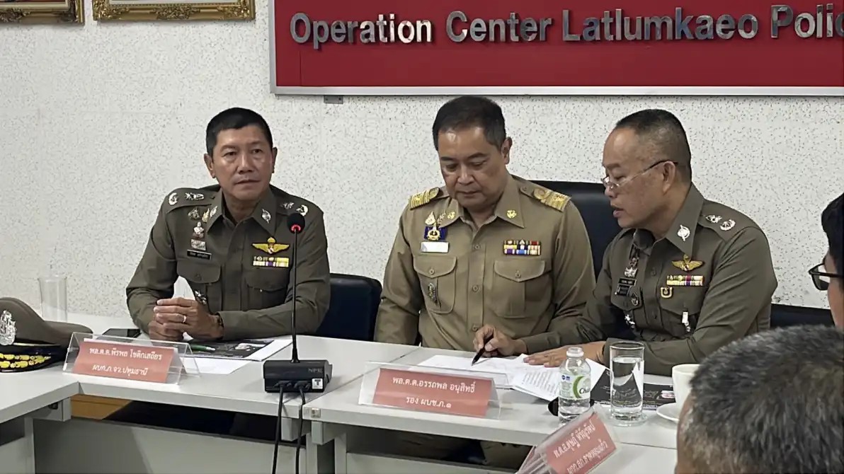 ตำรวจภูธรภาค 1 – กองบังคับการปราบปราม ปูพรมเร่งจับมือยิงกู้ภัย ย้ำไม่ได้บุกโรงเรียน ขอประชาชนอย่าตื่นตระหนก ด้านผู้การปทุมฯ สั่งประชุมเร่งขยายผลด่วนหลังพบรถผู้ก่อเหตุแล้ว