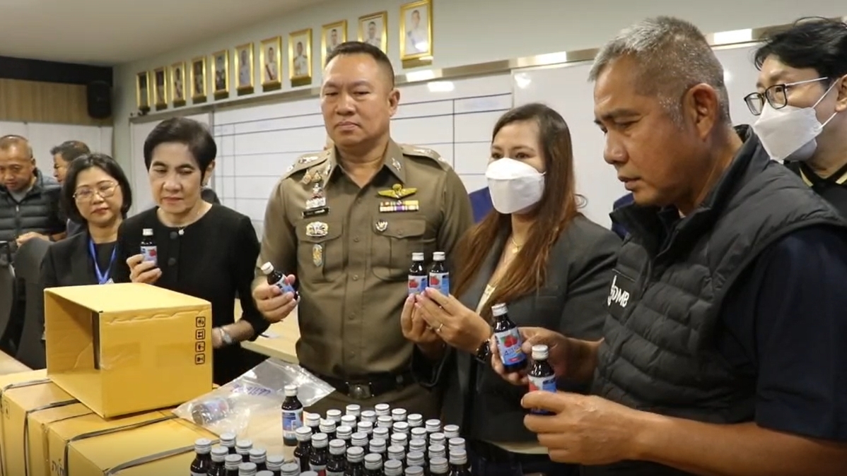 สืบสวนนครบาล เปิดปฏิบัติการบุกค้น 4 จุด ในกรุงเทพฯ และสมุทรสาคร ทลายเครือข่ายผลิต ยาแก้แพ้ปลอม ครบวงจร รวบผู้ต้องหา 10 ราย ยึดยาปลอมสำเร็จรูปทะลุ 51,790 ขวด ขวดเปล่ากว่า 4 แสนขวด พร้อมวัตถุดิบทำยาปลอม