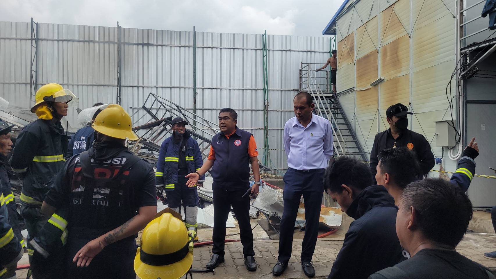 นายกโบว์ลิ่ง ลงพื้นที่ไฟไหม้บ้านพักคนงานย่านรังสิตวอด 40 ห้อง