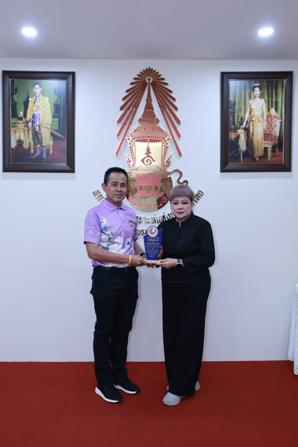 ร.ต.ท.ดร.มนัส โนนุช ประธานสภาสังคมสงเคราะห์แห่งประเทศไทย ในพระบรมราชูปถัมภ์ ประธานกรรมการมูลนิธิมิราเคิล ออฟ ไลฟ์ รับรางวัลฐานันดร4 จากสมาคมฯสมาพันธ์นักข่าว