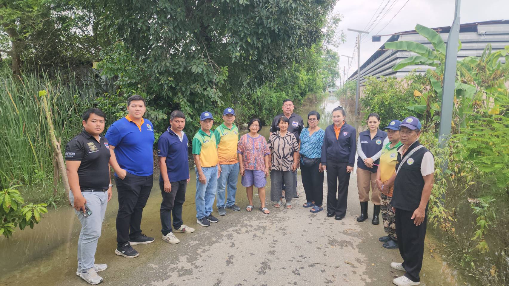 สจ.ลูกโป่ง ตรวจน้ำท่วมพร้อมประสานวางเครื่องสูบน้ำด่วน ขอประชาชนมั่นใจ นายกแจ๊สไม่ทอดทิ้ง